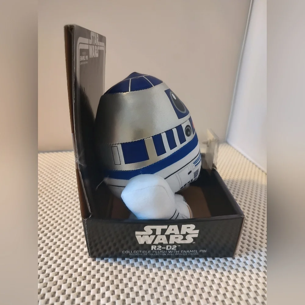Star Wars Plush R2-D2 Collectible Plush with Enamel Pin NWT - Picture 6 of 6